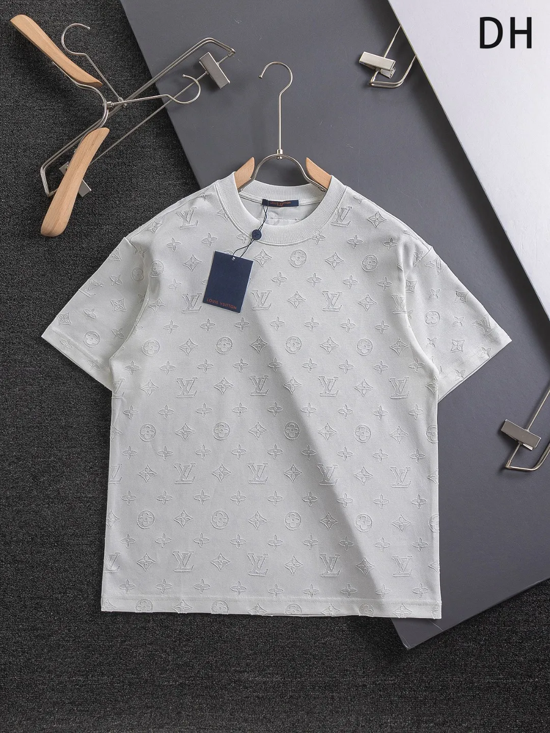 🅿️200 Louis Vuitton Louis Vuitton 1V slightly wide version S-XL 25SS LV new product counter catwalk style full body cut burnt letter logo heavy craftsmanship same style for men and women! Short-sleeves are not the same as the general public, but must be unique and eye-catching. This LV short-sleeves is all about quality, comfort, consistent style, fashion, including fabrics and cutting techniques, all of which have been made with great effort! 320 grams of washed pure cotton fabric, pure cotton is breathable, very refreshing and comfortable for daily wear. The rib knitting on the neckline is smooth and tight, and the neckline will not be skewed if you toss it at will. The loose version, you will find that it looks really good on the upper body. The overall is minimalist and neat, super versatile for daily use! Pair it casually with a pair of pants for a youthful look. A T-shirt will make your outfit crazy. It is a fashionable item that can never go wrong! Black, white, blue, purple Size: S-XL Size chart: S: Shoulder width 50 - Bust 54 - Clothing length 70 M: Shoulder width 52 - Bust 56.5 - Clothing length 72 L: Shoulder width 54 - Bust 59 - Clothing length 74 XL: Shoulder width 56 - Bust 61.5 - Clothing length 76